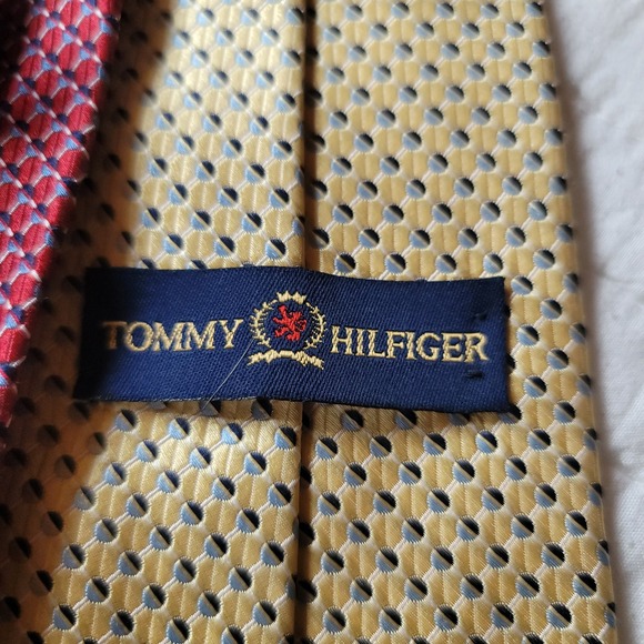 Tommy Hilfiger Men's Silk Tie Yellow Geometric Pattern Dress Necktie - Picture 2 of 4